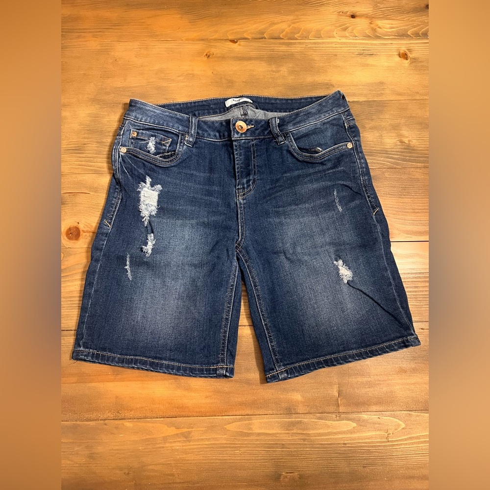 Kensie Jean Shorts Womens Size 29. Blue ripped.